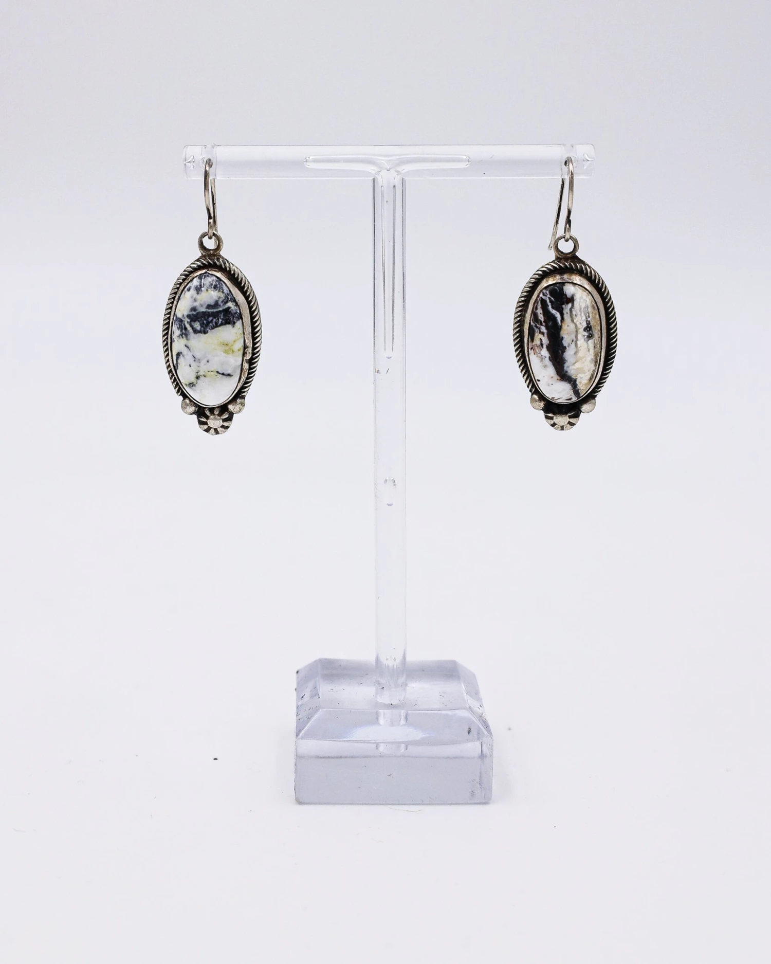 WHITE BUFFALO WITH NAVAJO PEARLS EARRING AND NECKLACE SET 2 WHITE BUFFALO WITH NAVAJO PEARLS EARRING AND NECKLACE SET - Image 2