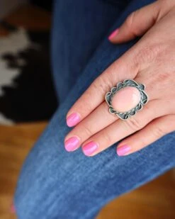 NAVAJO QUEEN PINK CONCH OVAL RING- SIZE 7 -Western Cowboy Clothing Store 157 bb42f4d4 07eb 4d04 92ff fd180e747fab