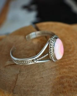 NAJA QUEEN PINK CONCH OVAL CUFF -Western Cowboy Clothing Store 175 e534d830 cdfc 490d 8f98 93b556d40e81